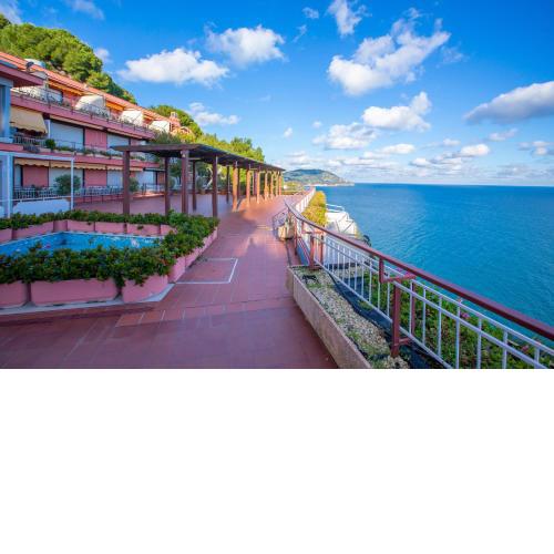 Cervo 319D With Shared Pool - Happy Rentals