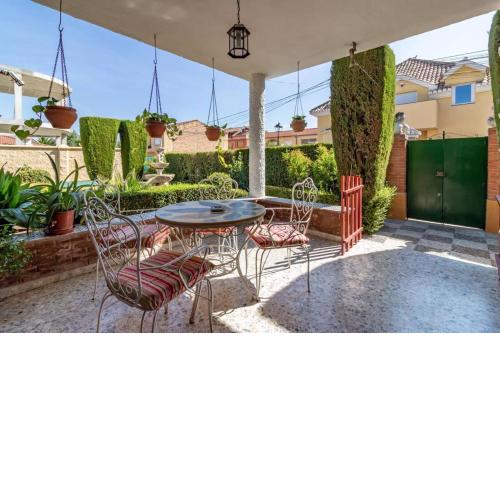 Chalet acogedor con piscina muy cerca de Granada
