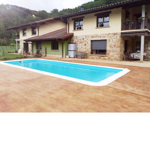 Chalet con piscina climatizada en la naturaleza