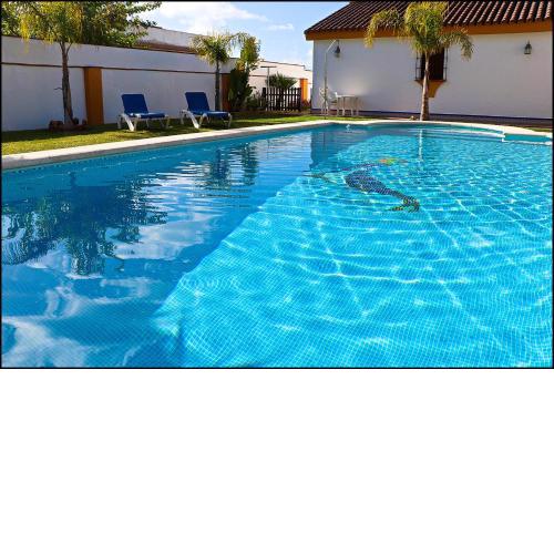 Chalet con piscina en Roche Viejo
