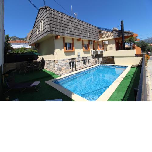 Chalet con piscina y barbacoa