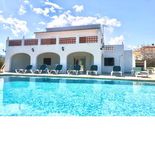 Chalet con piscina y barbacoa