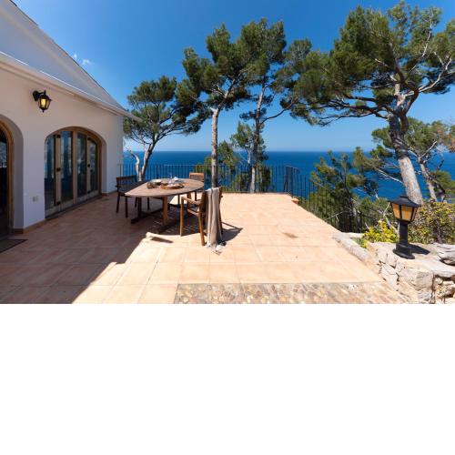 Chalet en primera línea de mar con amplia terraza