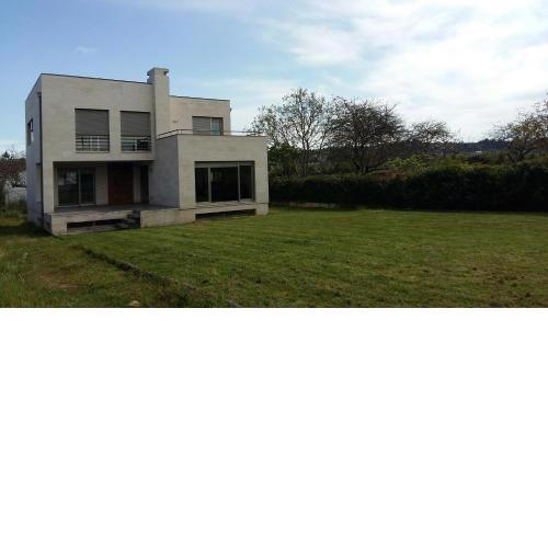 Chalet en Somió con finca independiente
