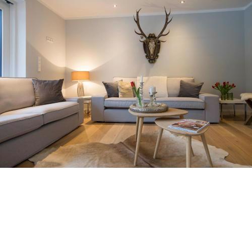 Chalet Green Pastures, up to 12, romantic country side farm with pool near Salzburg