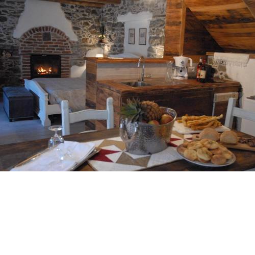 Chalet in pietra e legno con caminetto