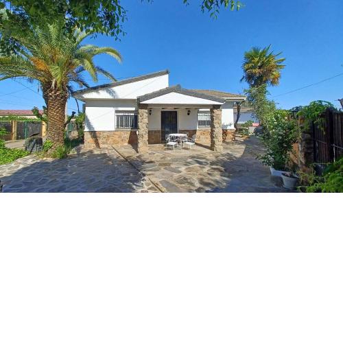 Chalet independiente con amplio jardín y barbacoa AT - CC-00678