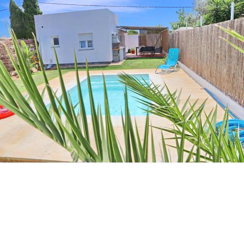 Chalet Isla Azul con piscina y porche