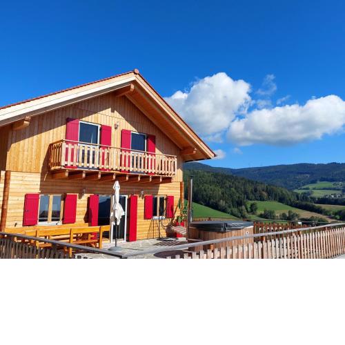 Chalet mit Sauna, Hot Pot und Kamin, ruhige Lage am Waldrand