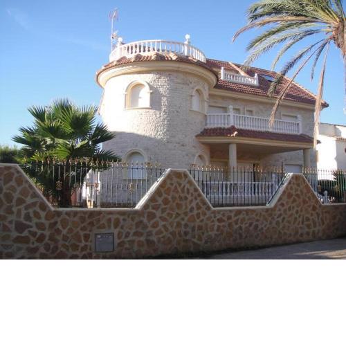 CHALET MUY CERCA DE LA PLAYA CON PISCINA PRIVADA