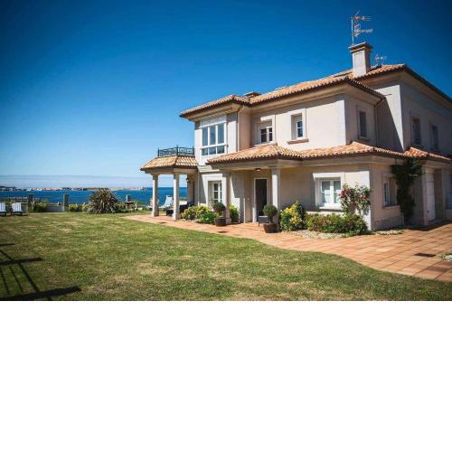 Chalet Pareado con Jardin en 1ª Linea de Mar