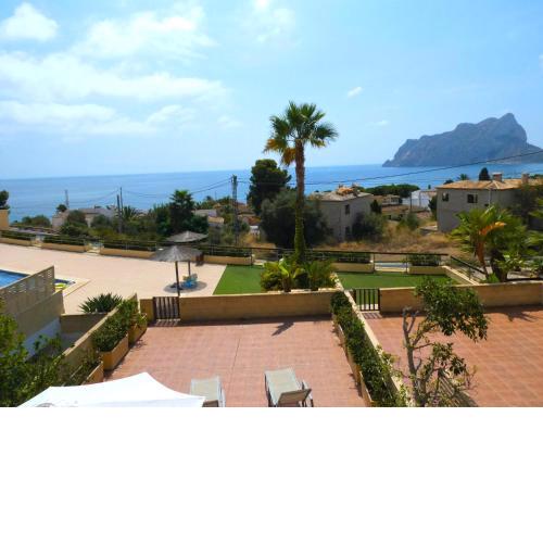 Chalet pareado con piscina y vistas al mar