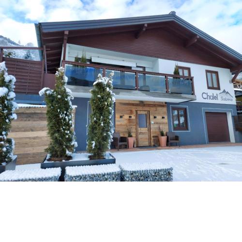 Chalet Sabrina mit Außenpool im Sommer
