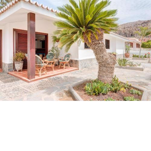 Chalet Umbelina con jardin y vista al mar