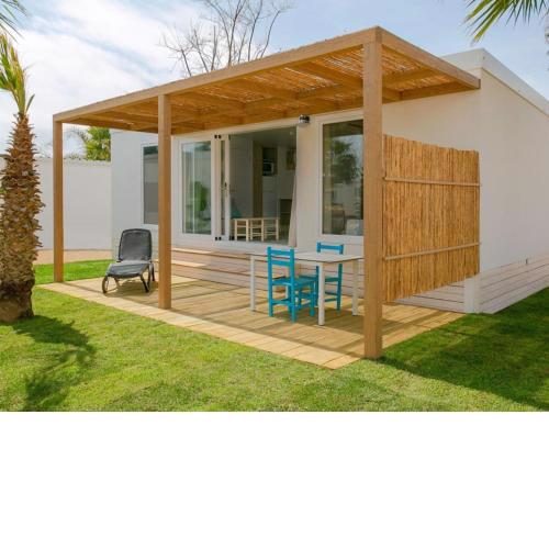 Chalet with air conditioning and dishwasher, in a holiday park on the beach