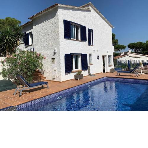 Charming 4 bedroom beach house with pool - La Costa Boubou