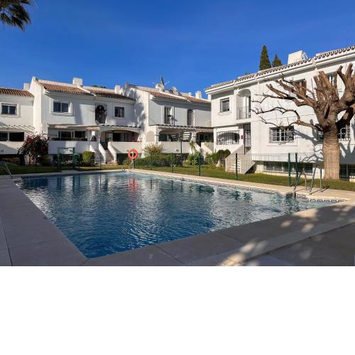 Charming AlohaVista 4 Bed and walk to BEACH RDR293