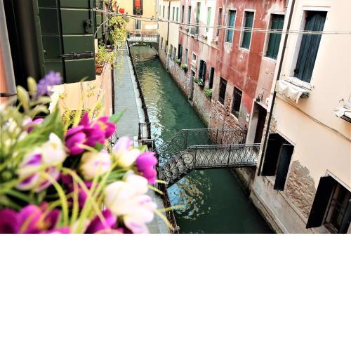 Charming canal view San Marco apartment