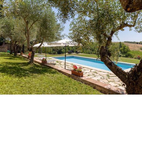 Charming Cottage with Swimming Pool and Parking!