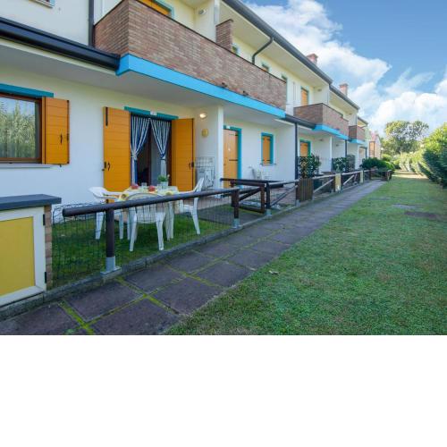 Charming holiday home in Rosolina with a shared pool