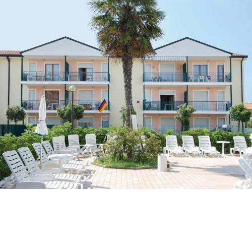 Charming Holiday Home in Rosolina with Communal Pool