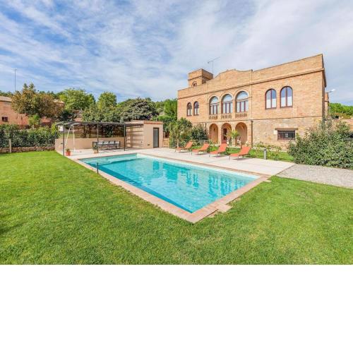 Charming Holiday Home in Vulpellac with Shared Pool