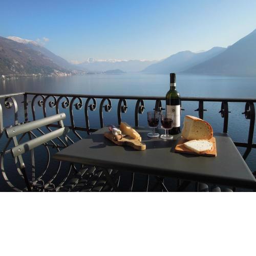 Charming house with private dock on Lake Como