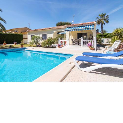 Charming one-floor villa with private pool in Los Balcones