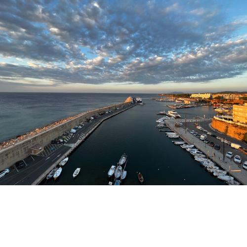 Charming Sea Front 3 Bedroom Apartment - incredible views!