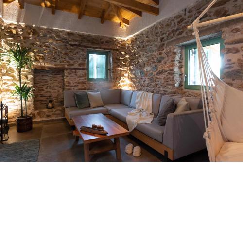 Charming Seaside Retreat: Cozy Elegance & Parking!