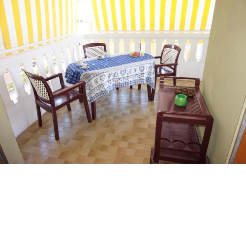 Charming three-room apartment with terrace with deckchairs and side sea view