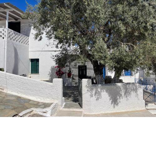 Charming two bedroom fisherman's house on Kea