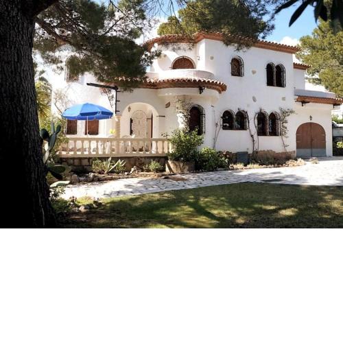 Charming villa just a few meters from the sea