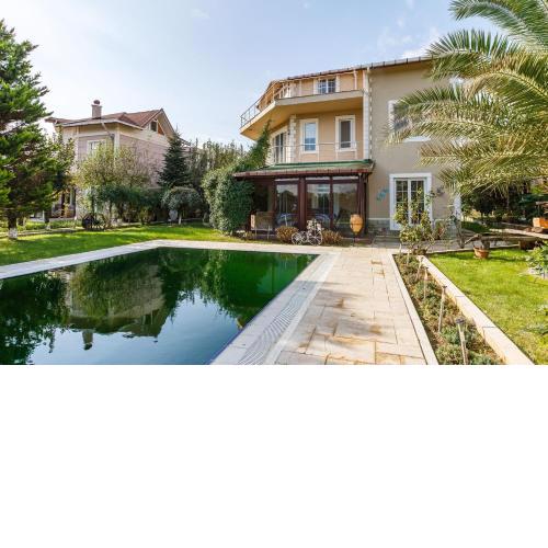 Charming Villa with Pool and Garden in Gebze