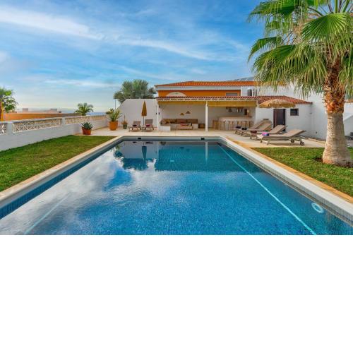 Charming Villa with private and heated pool