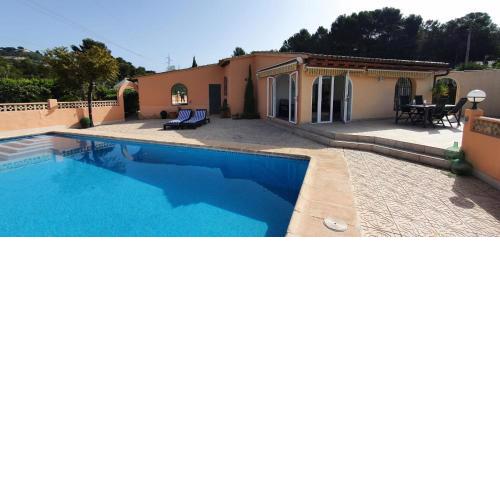 Cheerful 2-bedroom villa with private pool