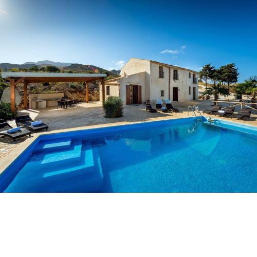 Cheerful Villa in Contrada Sarmuci with Swimming Pool