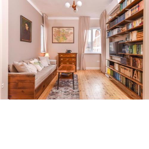Chez Marie ~ Cozy One-Bedroom with Balcony
