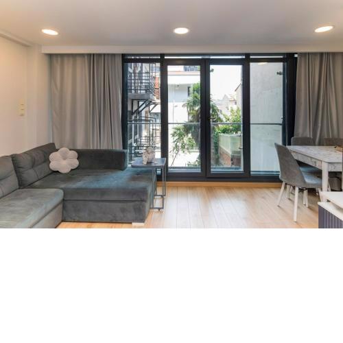 Chic 1 BR Apt w/AC in Cihangir