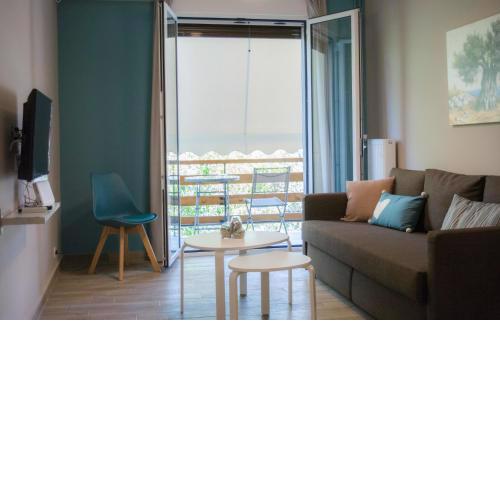 Chic and Minimal apartment close to Thissio Metro