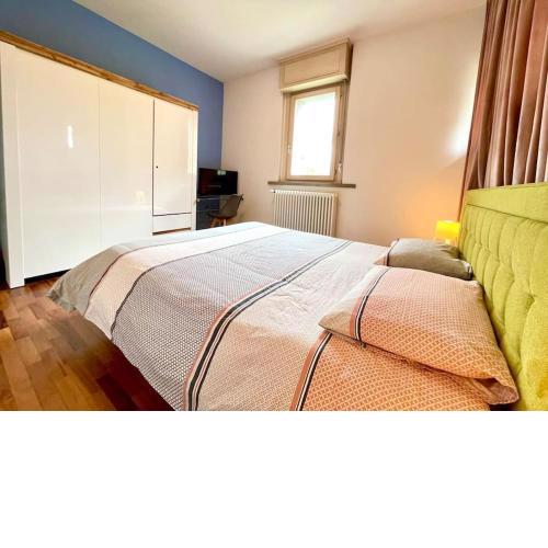 Chic Apartment - River View - Free Parking and WIFI