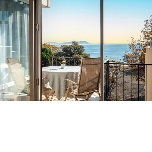 Chic Flat with Balcony near Moda Shore