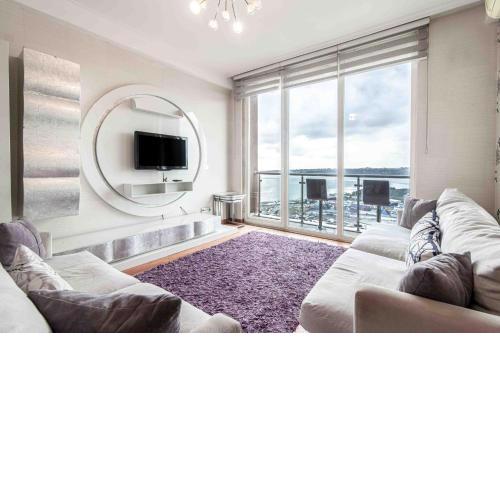 Chic Flat with Kucukcekmece Lake View and Balcony