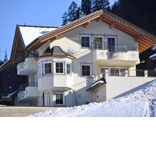 Chic holiday apartment near Ischgl with ski room