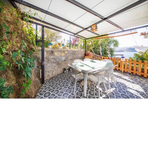 Chic House with Shared Pool near Sea in Yalikavak