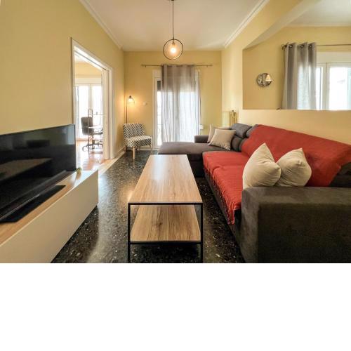 Chiou Spacious 90sqm apt in Athens