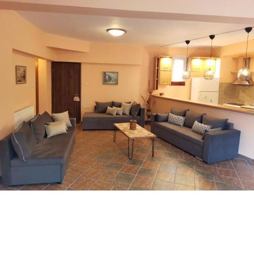 Christie's ground floor apartment by the sea
