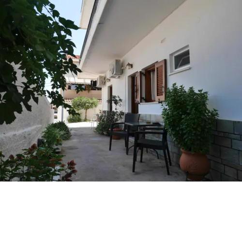 Chrysoula’s Convenient Triple Room with Yard