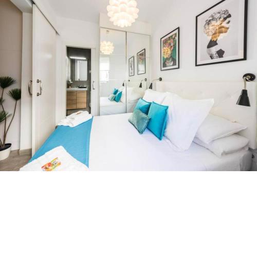 City center, walking distance to all landmarks!!!