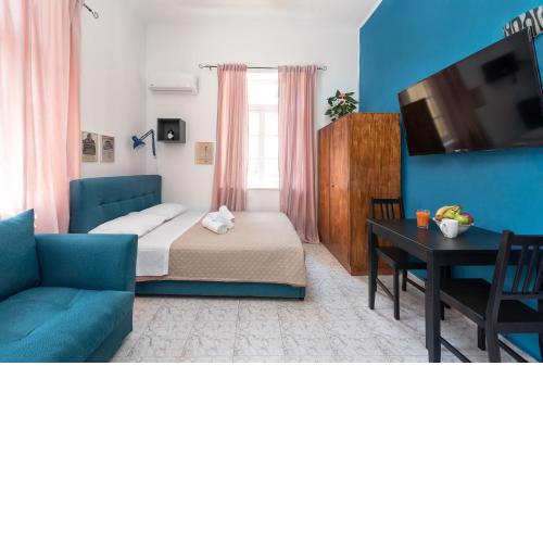 Classic-Style Apartment Nearby the Old Town
